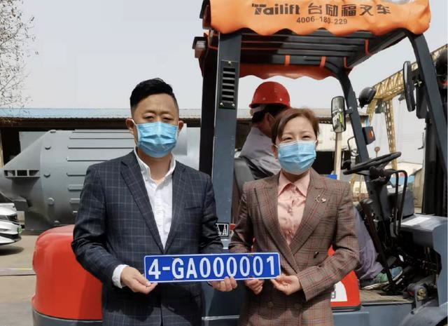 鄭州這輛叉車(chē)上國(guó)Ⅳ牌了系全省非道路移動(dòng)機(jī)械的首輛